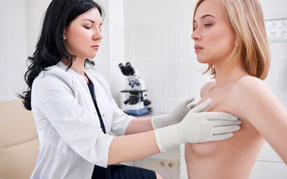 vyšetření lékařem před operací augmentace prsou